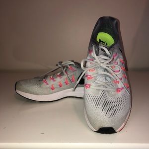 Light grey men’s Nike Pegasus sneakers